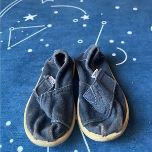 Toddler Tom's shoes size 6